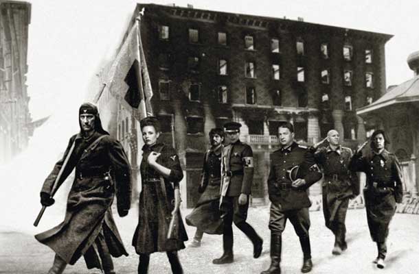 Marš članov benda Laibach pred požganim Narodnim domom 