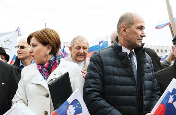 Shod obujenega pomladnega zavezništva bi moral priklicati nov Demos. Zgodilo se je nasprotno. Predsednik SLS  Marko Zidanšek je govoril o »veliki Slovenij«, Ljudmilo Novak pa so izžvižgali. To ni bil shod, na katerem bi začel nastajati novi Demos, ampak shod za najbolj zveste podpornike Janeza Janše.