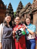 Kitajke Lynn, Maggie in Sopie v templju Banteay Srei, posvečenem hindujskemu bogu Šivi, Kambodža