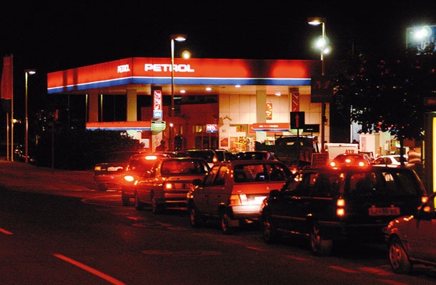 Leta 2005 smo bili za cenejši bencin pred podražitvijo pripravljeni čakati v vrstah. Se bomo sedaj na lovu za cenejšim bencinom vozili od črpalke do črpalke? 