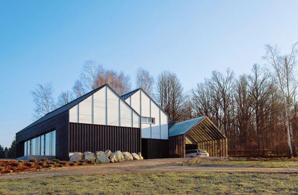 Hiša M se elegantno uleže v mehko dolenjsko pokrajino. Zasnovana je v treh vzporednih volumnih, ki med seboj zamaknjeni tvorijo dinamičen tloris in navzven dajejo občutek male pritlične naselbine.