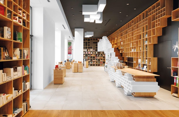 Ornament s fasade bližnjega Narodnega doma arhitekta Maksa Fabianija je postal osnovna matrica gradnje interjerja knjižnega središča v Trstu. Pri prodajnem pultu je Fabianijev element povsem viden, v sistemu polic pa se razgradi v abstraktno mrežo funkcionalnih regalov.