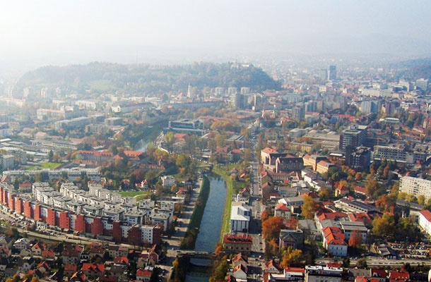 Levo stanovanjska četrt Nove Poljane, zgrajena na območju nekdanje intendantske vojašnice po urbanistični zasnovi arhitektke Mojce Švigelj, izbrani na natečaju leta 1987. Spodaj desno so vidna poslopja vojaške bolnice ob Zaloški cesti in Gerbičevi ulici, danes del UKC Ljubljana.
