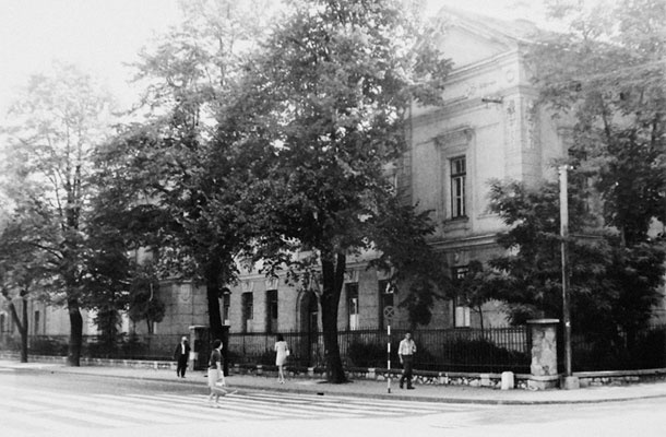 Porušena upravna stavba topniške vojašnice, kasneje imenovane »Ljubo Šercer«, s še obstoječim kostanjevim drevoredom ob Dunajski cesti.