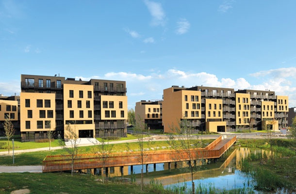 Kakovostno urbanistično zasnovana večstanovanjska soseska ponuja prijetno bivalno okolje. Stanovanjska soseska Zeleni gaj na Brdu v Ljubljani, Dekleva Gregorič arhitekti