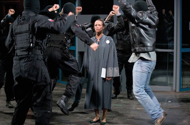 Utrinek iz predstave: veselje pretepačev iz Depale vasi, potem ko je tedanja vodja posebne skupine tožilcev Barbara Brezigar zavrgla kazenske ovadbe zaradi prekoračitev pooblastil