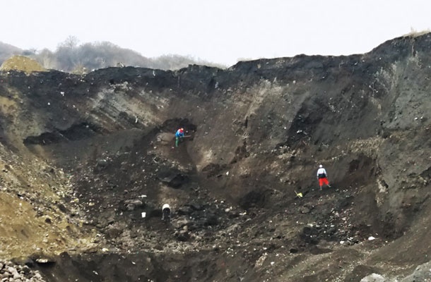 Odlagališče Rača je nevaren kraj. Železo iščejo tako, da kopljejo po kupih odpadkov, in pri tem pogosto sprožijo majhne plazove. Nesreče niso redke. Ljudje, ki delajo na odlagališčih odpadkov, nimajo možnosti oditi k zdravniku.
