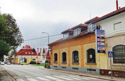 Skorajda je pozabljeno, da so bile stavbe ob Parmovi ulici nekdaj del kompleksa avstrijske vojaške orožarne, JLA pa je tam imela tehnične delavnice. Lastništvo območja je danes razpršeno med več zasebnikov.