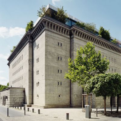 Zaradi močvirnatih tal so v Berlinu med drugo svetovno vojno nekatere bunkerje zgradili nad zemljo. V enem od njih deluje zasebna umetniška zbirka Samlung Boros. Njen lastnik si je na strehi bunkerja zgradil luksuzno družinsko stanovanje.