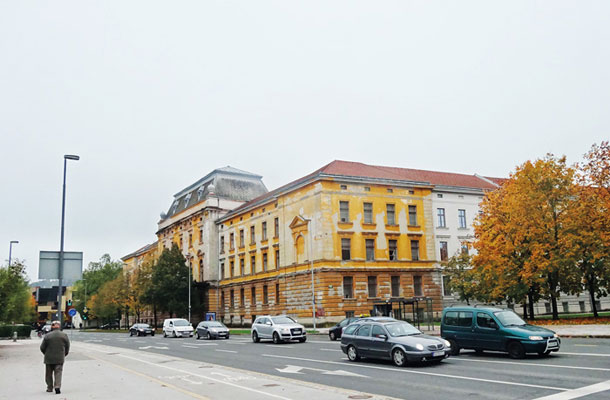 Glavna stavba domobranske vojašnice (v času JLA imenovane »Maršal Tito«) na križišču Poljanske in Roške ceste, danes v lasti ministrstva za kulturo. Stranski krili sta prenovljeni, monumentalni osrednji trakt pa žalostno propada.