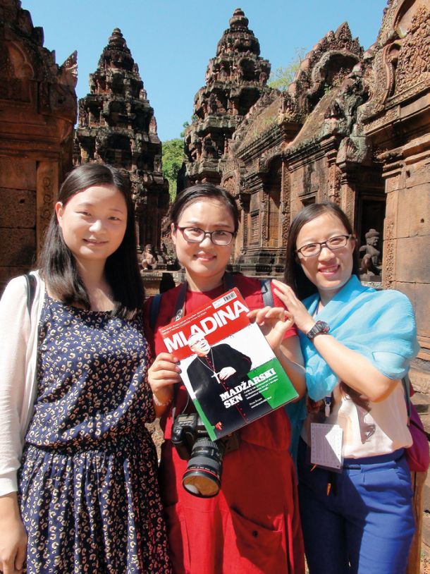 Kitajke Lynn, Maggie in Sopie v templju Banteay Srei, posvečenem hindujskemu bogu Šivi, Kambodža