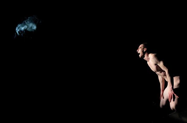 Esej o slepoti, solo performans Jureta Henigmana v režiji Alena Prošića, Mini teater, Ljubljana