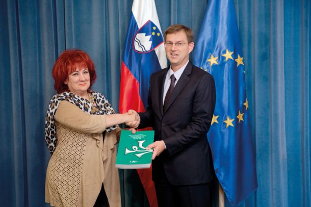 Varuhinja človekovih pravic Vlasta Nussdorfer meni, da ustavni pravnik Miro Cerar zagovarja zakon, ki je v nasprotju z ustavo.