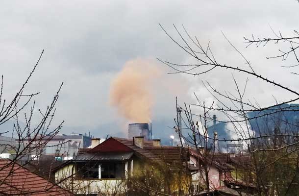 Rdečkasti dim, ki ga iz koksarne izpustijo vsako uro. Po hišah v bližini je dobro viden rdečkasti prah.