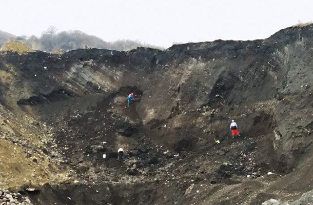 Odlagališče Rača je nevaren kraj. Železo iščejo tako, da kopljejo po kupih odpadkov, in pri tem pogosto sprožijo majhne plazove. Nesreče niso redke. Ljudje, ki delajo na odlagališčih odpadkov, nimajo možnosti oditi k zdravniku. 