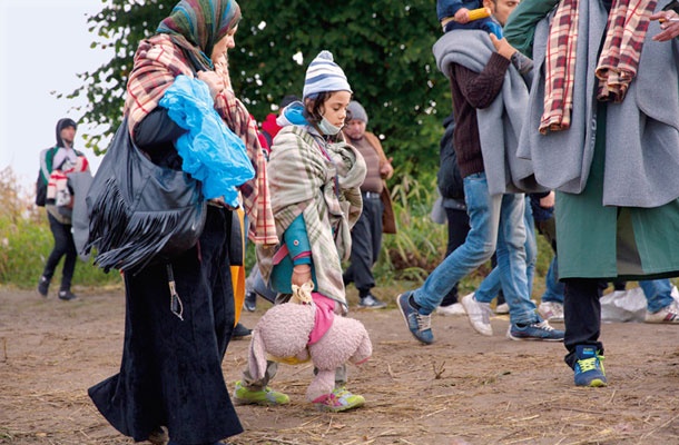 Begunska deklica na poti skozi Slovenijo. Nekateri begunski otroci pa ostanejo tudi pri nas