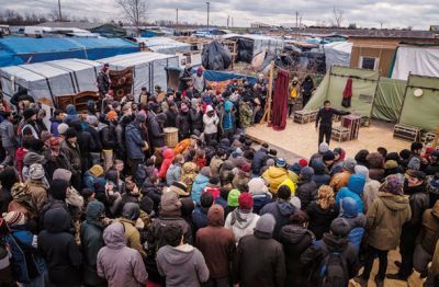 Hamlet v izvedbi gledališča Globe v begunskem taborišču v Calaisu v Franciji 4. februarja 2016