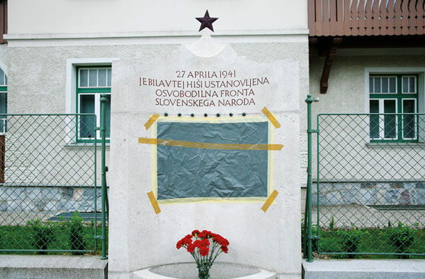 Prekrit žaljiv grafit na Spomeniku OF v Rožni dolini v Ljubljani