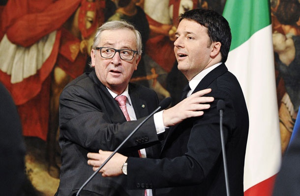 Italijanski premier Matteo Renzi (v objemu z Jean-Claude Junckerjem, šefom evropske komisije) dokazuje, da je vse v pogajalskih spretnostih