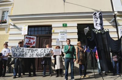 Andrej Gnezda kot govornik na protestu proti trgovskim sporazumom TISA, CETA in TTIP