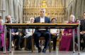 Novi župan Londona Sadiq Khan med inavguracijsko slovesnostjo v londonski katedrali Southwark