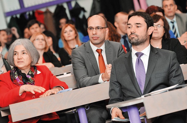 Roka Praprotnika je v NLB pripeljal Janko Medja, nekdanji predsednik uprave NLB-ja. Praprotnik v banki vodi Center za skladnost poslovanja in krepitev integritete, ki je pripravljala mnenje o (ne)ustreznosti zdaj že nekdanjih članov nadzornega sveta banke.