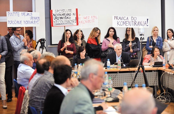 Protest novinark  in novinarjev med sejo programskega sveta RTV Slovenija