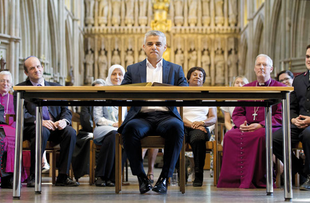 Novi župan Londona Sadiq Khan med inavguracijsko slovesnostjo v londonski katedrali Southwark 