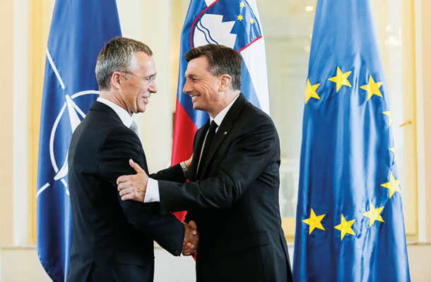 Generalni sekretar Nata Jens Stoltenberg je julija lani obiskal predsednika države Boruta Pahorja in ga opozoril, da naša država zadnja leta kupuje premalo orožja. Takoj za tem je vlada Mira Cerarja obljubila povečanje obrambnega proračuna. 