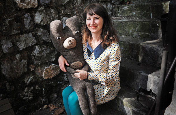 Donna Wilson z medvedom iz lutkovne predstave Medved in mali 