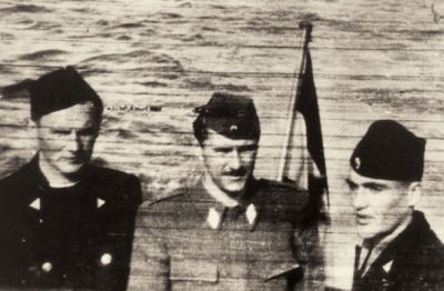 Komandant Mornariškega odreda Koper Franc Dermota, podpolkovnik Franjo Rustja in politični komisar Viljem Klemenc na čolnu pred Piranom po umiku JA iz Trsta (Fotodokumentacija PMSMP, inv. št. P 782)