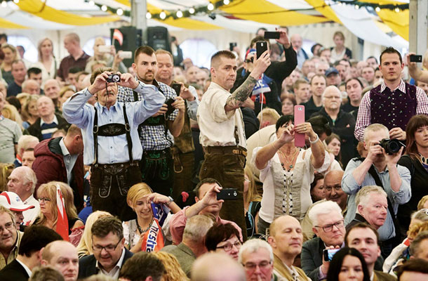 Volilci Norberta Hoferja na predvolilnem shodu