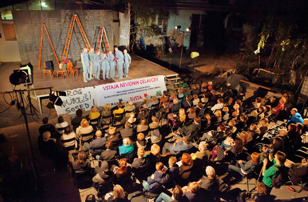 Gledališka predstava Izbrisani na dvorišču Tovarne Rog leta 2014 