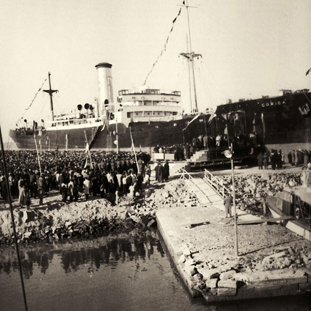 Odprtje Luke Koper , 7. 12. 1958. Prva je pristala Gorica, ladja Splošne plovbe Piran. (NŠK/OZE/ Fond Primorski dnevnik/avtor Mario Magajna, 1958, 3478/16)