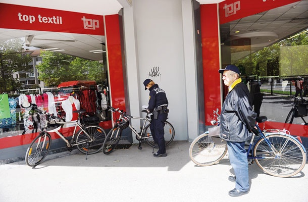 Fotografija, zaradi katere je moral fotograf Uroš Abram plačati 330 evrov kazni. Fotografiral je akcijo policistov, ki sta kaznovala kolesarja, ker je na krmilu peljal aktovko.