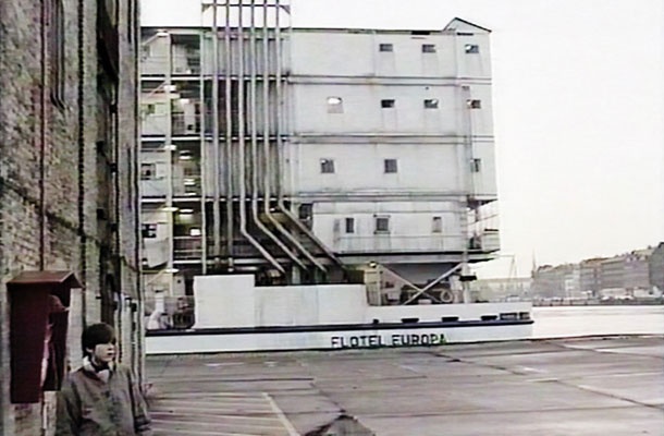 Flotel Europa: dokumentarec iz VHS-posnetkov, ki so jih naredili bosanski begunci med bivanjem na ladji, parkirani v danskem pristanišču.