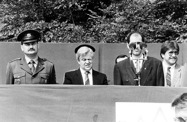 Prisega prve generacije slovenskih vojakov na Igu 2. junija 1991: Janez Slapar, načelnik republiškega štaba TO, Milan Kučan, predsednik RS, Janez Janša, obrambni minister in Igor Bavčar, notranji minister