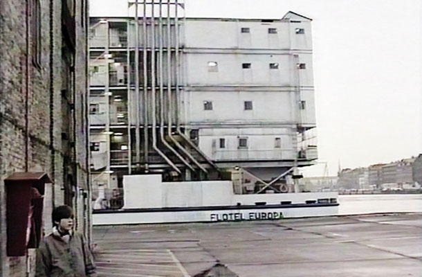 Flotel Europa: dokumentarec iz VHS-posnetkov, ki so jih naredili bosanski begunci med bivanjem na ladji, parkirani v danskem pristanišču.