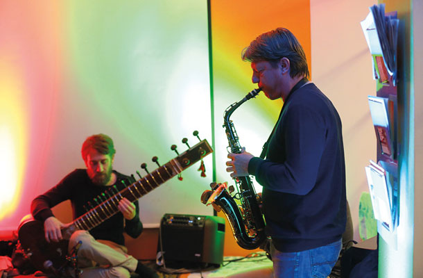 Nicolas Delaigue in Miha Hawlina, indijska klasična glasba in jam session, Celica, Ljubljana