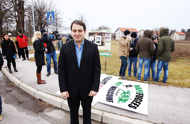 Andrej Čuš na protestu proti begunskemu centru v Kidričevem
