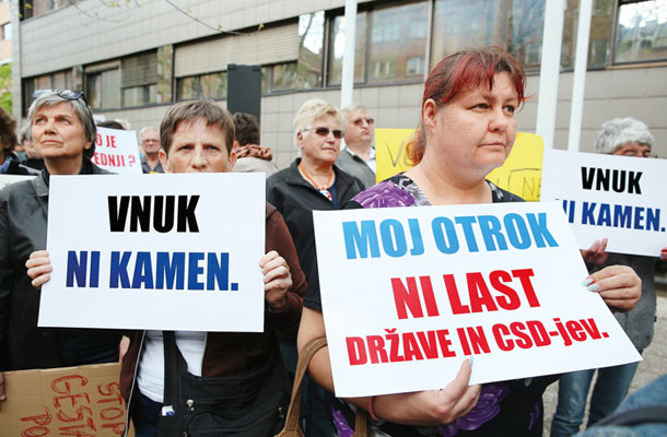 Sodišče na strani protestnikov: Podporniki starih staršev na protestu v Ljubljani, aprila 2016 