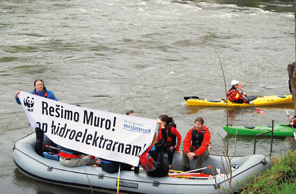 Najbolj kritična je situacija v Murski kotlini. Razlog je predvsem v tem, ker so na avstrijski strani Mure zgradili verigo hidroelektrarn, s čimer so Muro spremenili v »alpsko reko«, ki odnaša iz Slovenije prod, poglablja strugo in ki več ne polni podtalnice. (na fotografiji protest proti gradnji hidroelektrarn na Muri, Petanjci, 9. aprila 2016)
