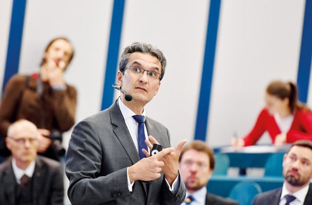 Direktor inštituta IMD Arturo Bris na ljubljanski ekonomski fakulteti med predavanjem o pomenu konkurenčnosti