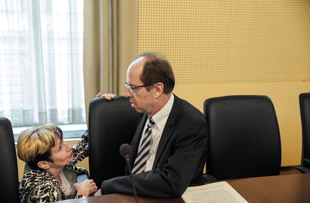 Ministrica za zdravje Milojka Kolar Celarc in finančni minister Dušan Mramor, ki rad sledi interesom, ki jih imajo zasebniki in njihova podjetja