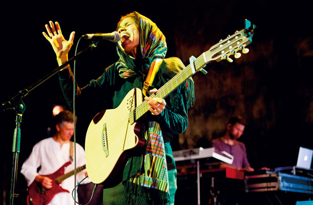 Nigerijska pevka Nneka  je glasbeno predvidljivost nadoknadila z očarljivim in obvladaškim petjem v skoraj popolno zvenečem paketu afro-reggae popa