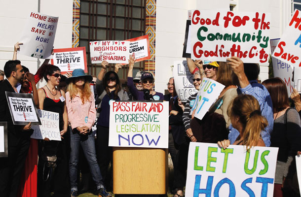 Protest v podporo kratkoročnemu oddajanju stanovanj preko spletne platforme Airbnb v ameriški zvezni državi Kalifornija 