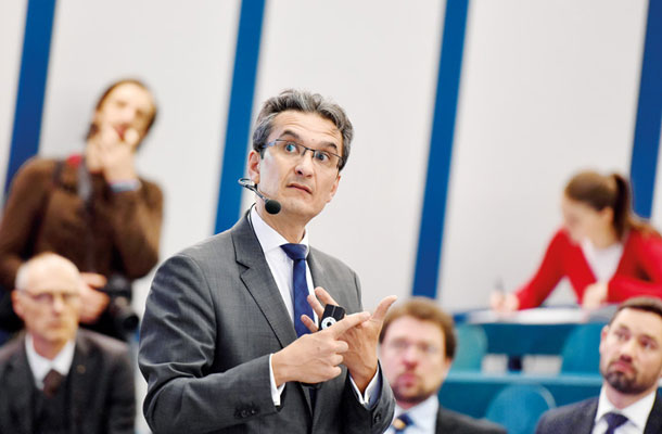 Direktor inštituta IMD Arturo Bris na ljubljanski ekonomski fakulteti med predavanjem o pomenu konkurenčnosti 