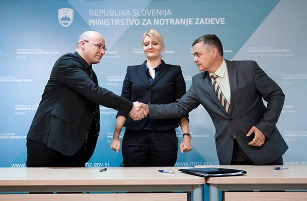 Podpis stavkovnega sporazuma, ki so ga podpisali predsednik SPS Zoran Petrovič, notranja ministrica Vesna Györkös Žnidar in predsednik PSS Radivoj Uroševič
