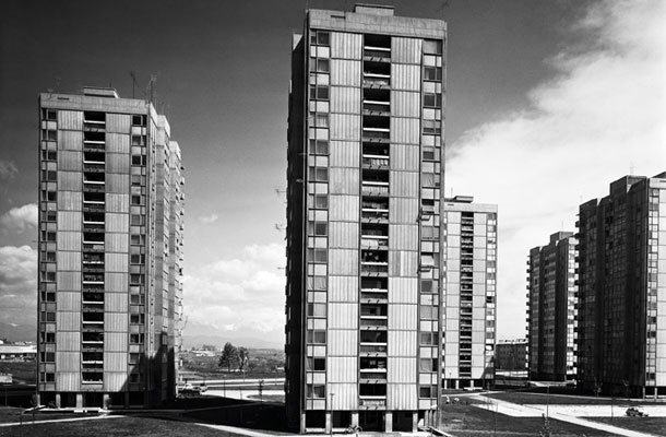 Savsko naselje v Ljubljani velja za prvo naselje z elementi soseske. Na fotografiji Savske stolpnice arhitektov Ilije Arnautovića in Milana Miheliča.