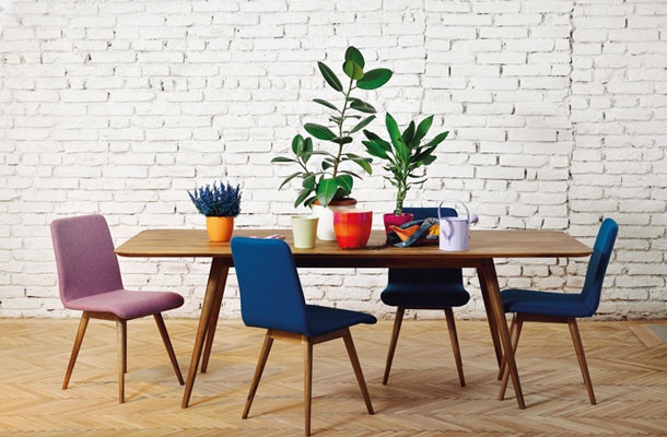 Jedilna miza in stoli iz kolekcije Ena
